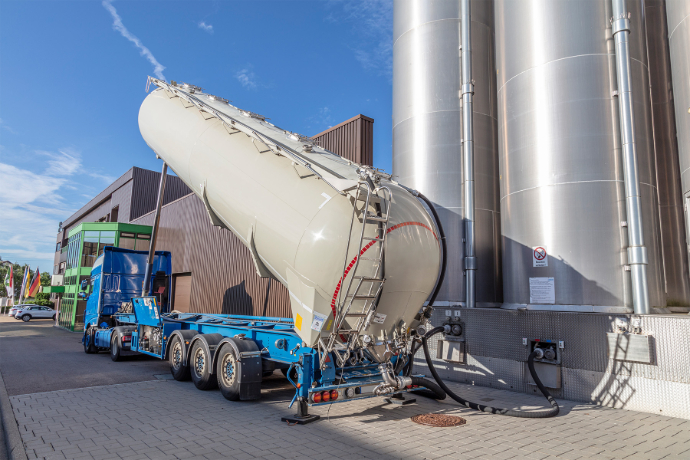 LKW Entladung bei SAIER Verpackungstechnik