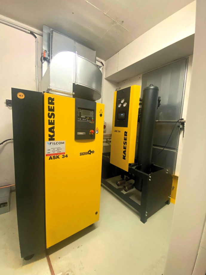 KAESER Schraubenkompressor und Adsorptionstrockner bei alphacam
