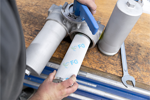 Hydraulikfilterelement von Filtration Group beim Wechsel
